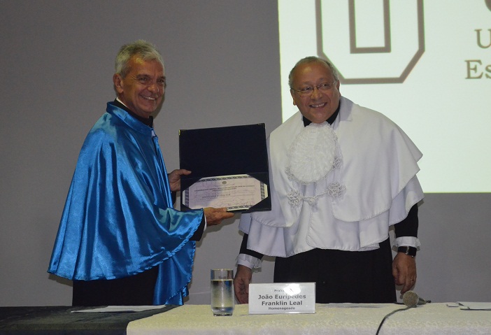UNIRIO concede título de professor benemérito a Franklin Leal