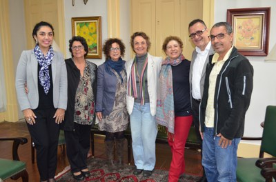 Além de Evelyn, estiveram presentes na reunião o coordenador do Programa de Pós-Graduação em Artes Cênicas, Roberto da Costa, a coordenadora de Relações Internacionais da UNIRIO, Liliane Vargas, a diretora em exercício da Escola de Teatro, Jane Celeste, a coordenadora acadêmica dos aditivos de Artes Cênicas/Teatro do acordo bilateral, Beti Rabetti, e o diretor de Pós-Graduação da UNIRIO, Wellington Mendonça de Amorim (Foto: Comso)