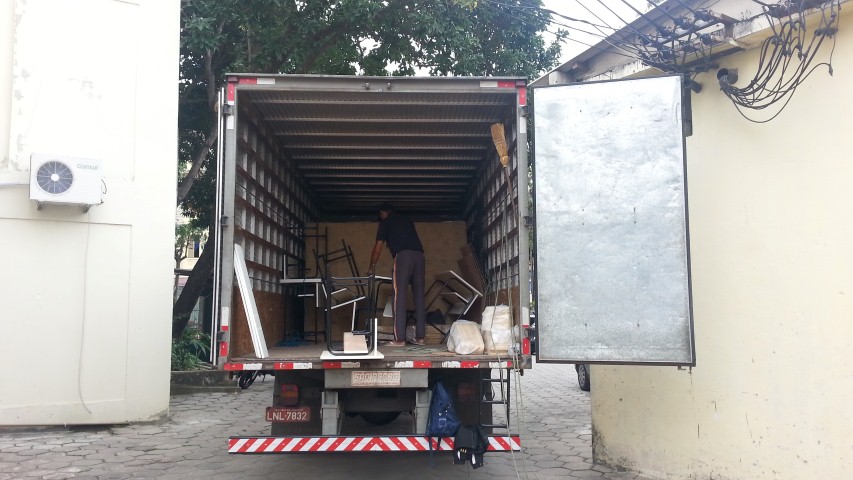 Novas carteiras escolares são recebidas: iniciada a substituição das atuais na sala D-201