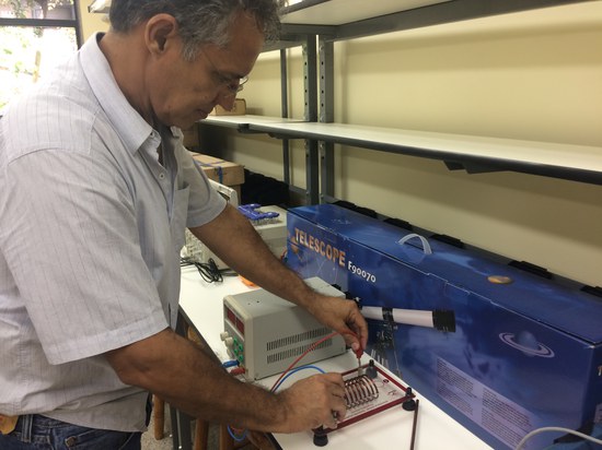 Professor Demison Motta mostra equipamento elétrico que será utilizado nos experimentos (Foto: Comso)