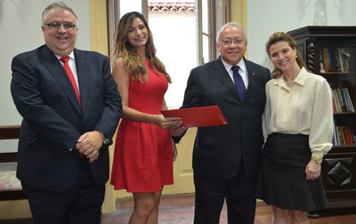 Equipe do Santander formaliza entrega das bolsas ao reitor (Foto: Comso)