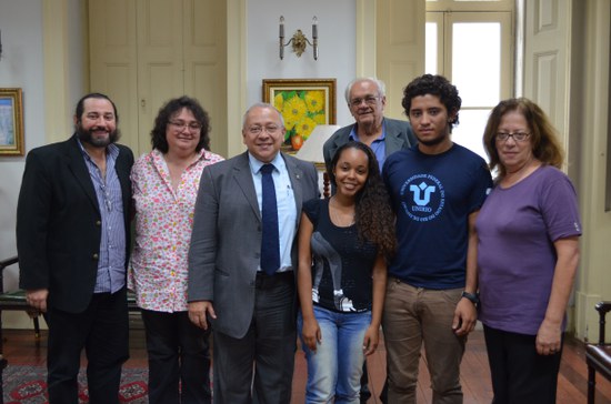 Estudantes e professores reunidos na Reitoria (Foto: Comso/UNIRIO) Estudantes e professores reunidos na Reitoria (Foto: Comso/UNIRIO)