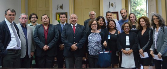 Reitor Jutuca (ao centro) e vice-reitor, Ricardo Cardoso (quinto, da esquerda para a direita), em meio aos recém-nomeados dirigentes (Foto: Comso) Reitor Jutuca (ao centro) e vice-reitor, Ricardo Cardoso (quinto, da esquerda para a direita), em meio aos recém-nomeados dirigentes (Foto: Comso)