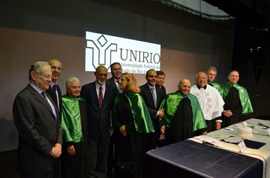 Ao final do evento, Pitanguy recebe os cumprimentos das autoridades presentes ao lado de seu neto Antônio Paulo (Foto:Comso)