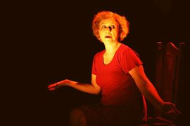 Professora da Escola de Teatro encena espetáculo em homenagem a Caio Fernando Abreu