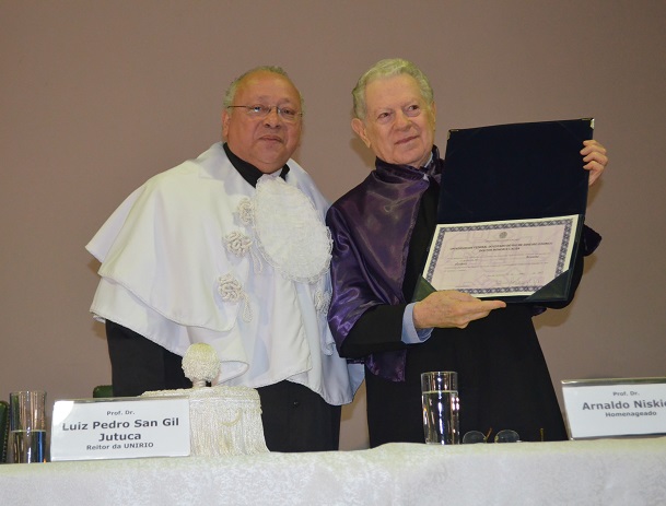 Imortal da ABL recebe título de Doutor Honoris Causa