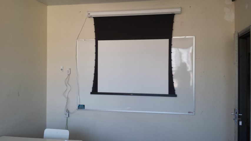 Instaladas telas elétricas de projeção em mais 03 salas de aula do IB