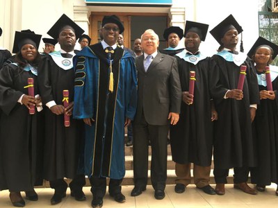 Jutuca (de terno, ao centro) ao lado do reitor da UP, Rogério José Uthui, com turma de formandos (Foto: Divulgação)