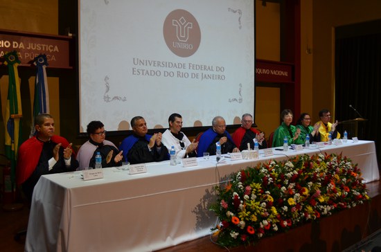 Mesa solene da cerimônia de transmissão do cargo de reitor (Foto: Comso) Mesa solene da cerimônia de transmissão do cargo de reitor (Foto: Comso)