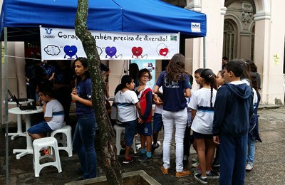 Alunos da rede pública aguardam para participar de atividades lúdicas durante a Mostra (Foto: Comso)