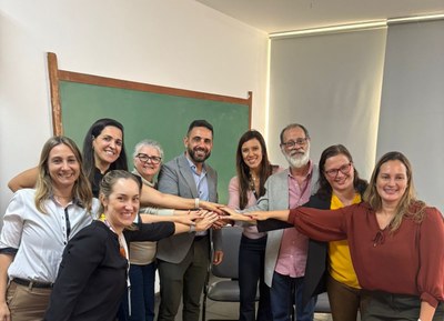 Da esquerda para a direita, os professores Aline Luna, Cristiane Rocha, Priscilla Alfradique, Inês Meneses, Augusto Umpiérrez, Gisella Queluci, Fernando Porto, Laura Johanson e Natália Chantal.