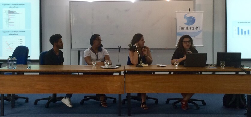 Da esquerda para a direita: alunos de Turismo da UNIRIO Gean Falero e Germana Moreira; Camila Moraes e Bianca Freire-Medeiros (Foto: Comso)