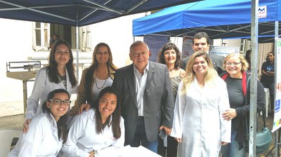 O reitor Luiz Pedro San Gil Jutuca com docentes e discentes da Escola de Nutrição (Foto: Comso)