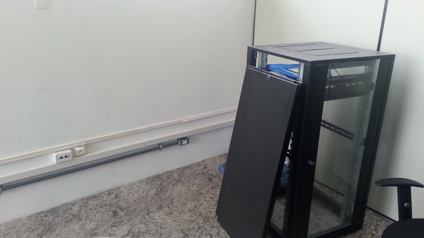 Concluída a instalação elétrica que permitirá a instalação de internet no Bloco B