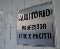 Auditório do CCET ganha nome em homenagem a Tércio Pacitti