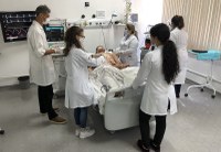 Laboratórios da UNIRIO capacitam profissionais da saúde em ambiente de simulação de Covid-19