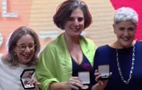 Docente da UNIRIO é agraciada com Medalha Paulo Freire em lançamento de programa de formação de professores da educação infantil