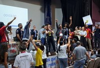 Sessão conjunta do Consuni e do Consepe é suspensa devido a invasão do palco, com microfone arrancado da mão do reitor