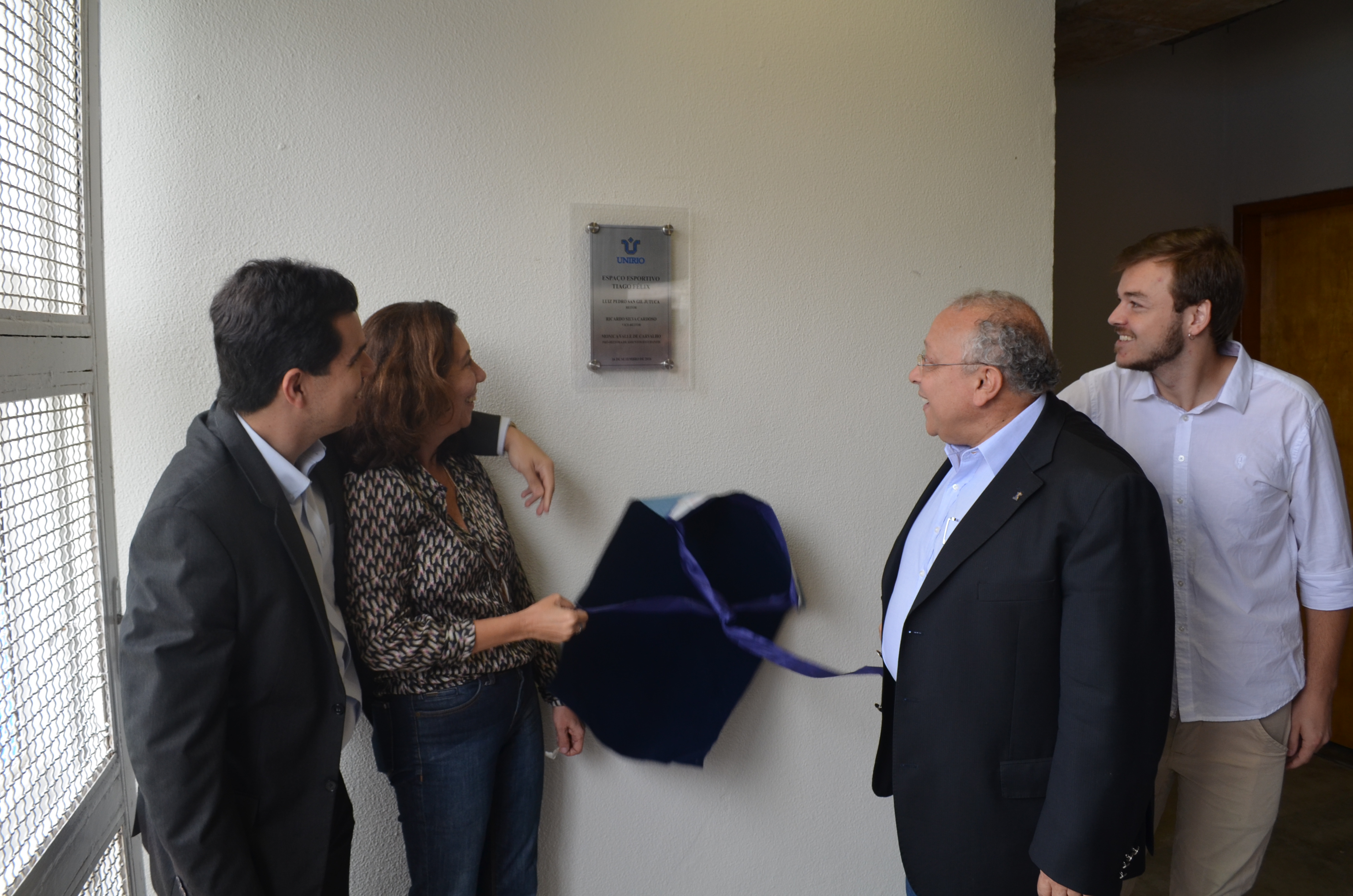 Momento do descerramento da placa do Espaço Esportivo Tiago Félix (Foto: Comso)