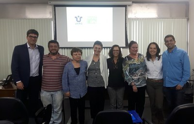 O diretor de pesquisa, Anderson Teodoro (primeiro à esquerda) e a pró-reitora Evelyn Orrico (quarta, da esq. para a dir.) recepcionam os avaliadores do CNPq (Foto: DPQ)