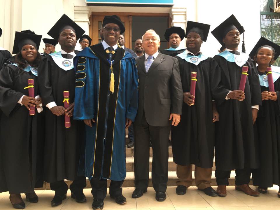 Jutuca (de terno, ao centro) ao lado do reitor da UP, Rogério José Uthui, com turma de formandos (Foto: Divulgação)