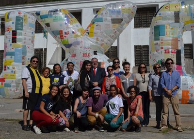 Coletivo Basurama com equipe da UNIRIO, da Facha e da Fundação Santander (Foto: Comso).