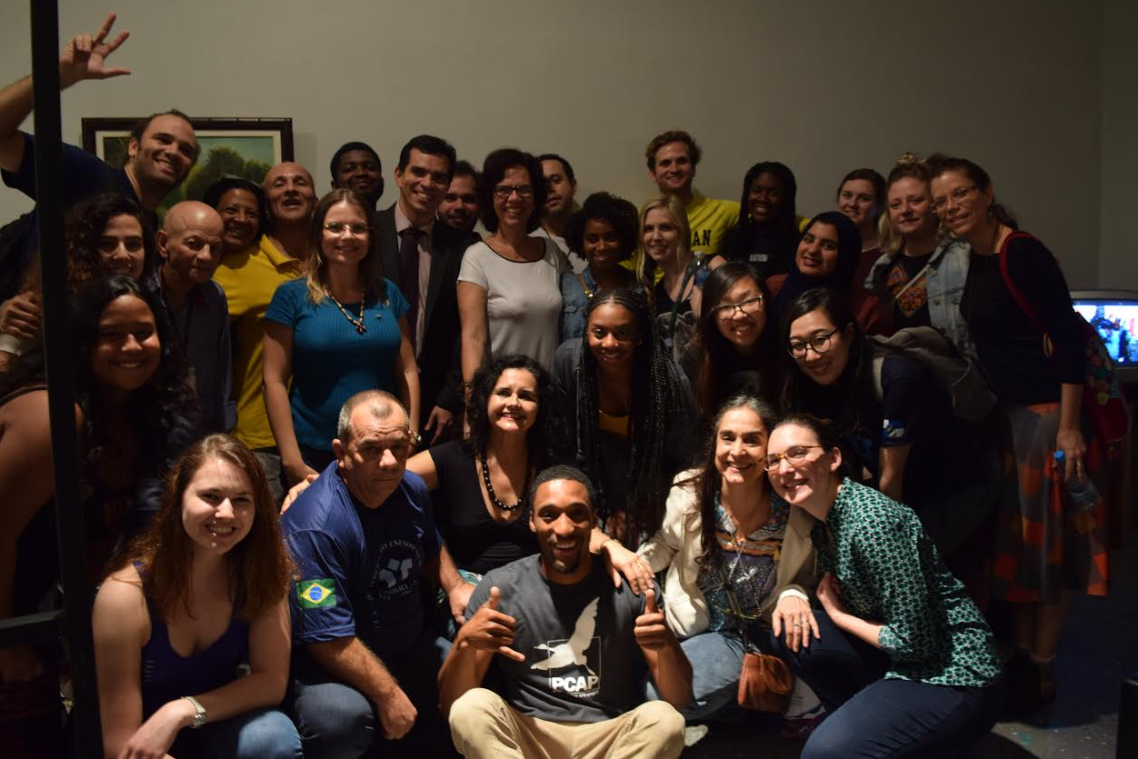Alunos e professores da UNIRIO e da Universidade de Michigan participaram da abertura da mostra (Foto: Naira Silveira)