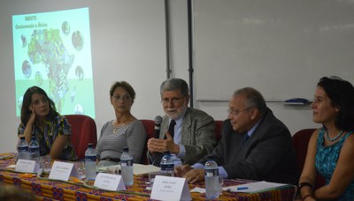 Da esquerda para a direita: coordenadora da Escola de Ciência Política, Cristiane Batista Santos,  decana do CCJP, Rosângela Gomes, ex-ministro Celso Amorim, reitor Luiz Pedro San Gil Jutuca e coordenadora do Grisul, Enara Echart (Foto: Comso)