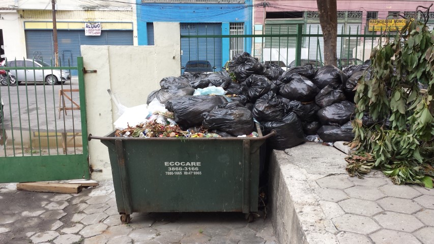 Nota da Direção do IB sobre o acúmulo de lixo/entulho nas caçambas da unidade