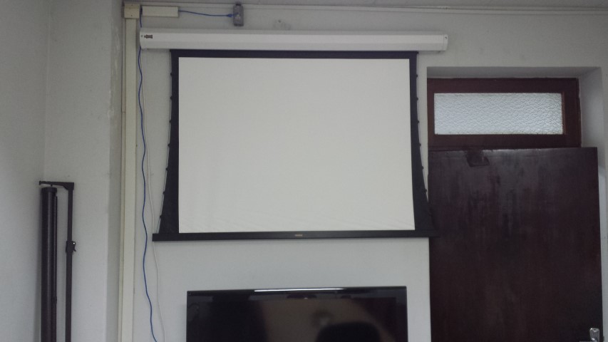 Sala de Reuniões do IB (A-206) também passa a contar com tela elétrica de projeção