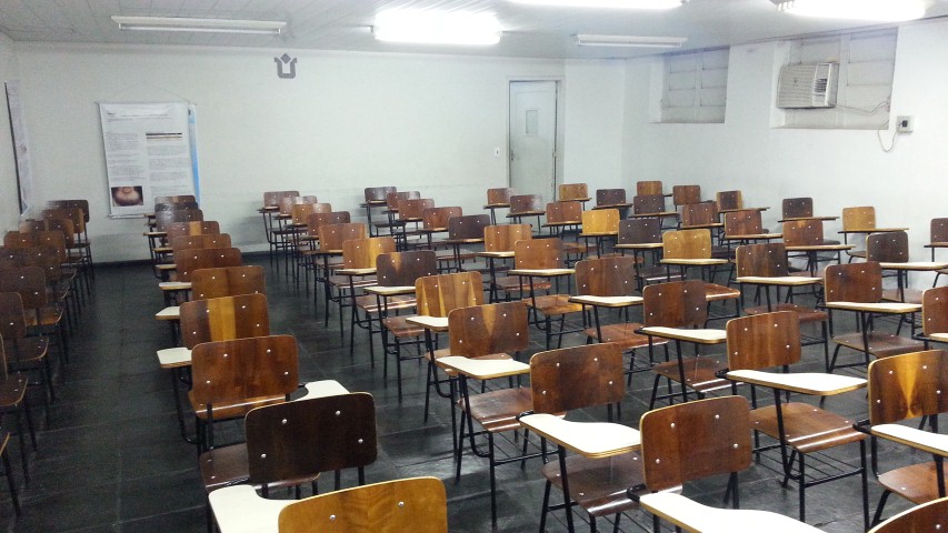 Substituídas parcialmente carteiras da sala G-101