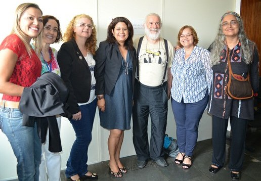 Equipe do Observatório em frente à recém-inaugurada sala do projeto (Foto: Comso)