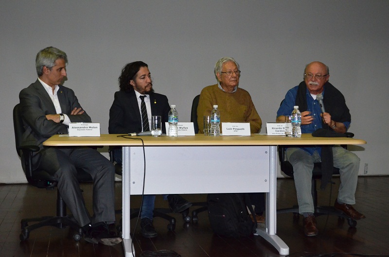 Fusão dos ministérios da CT&I e das Comunicações é um retrocesso, apontam cientistas e parlamentares em debate na UNIRIO