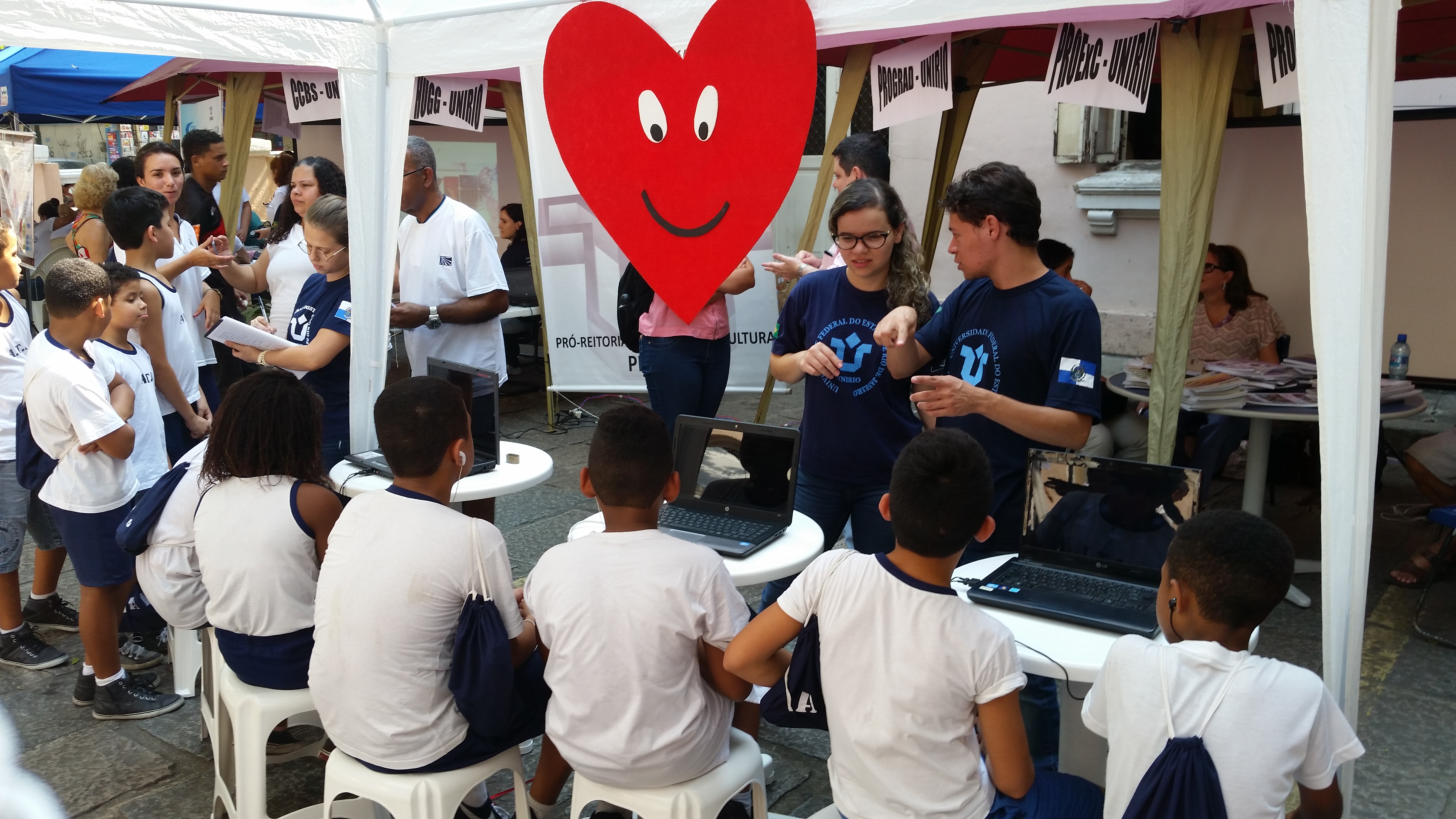 Alunos do Abrigo Teresa de Jesus assistem a vídeo educativo sobre a hipertensão
