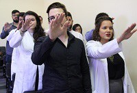 Escola de Medicina antecipa formatura em virtude do Programa Mais Médicos Escola de Medicina antecipa formatura em virtude do Programa Mais Médicos