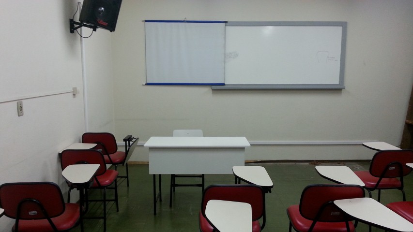 IB recebe carteiras de professores para as salas de aula