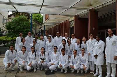 Alunos da Escola de Enfermagem que receberam as insígnias (Foto: Comso)