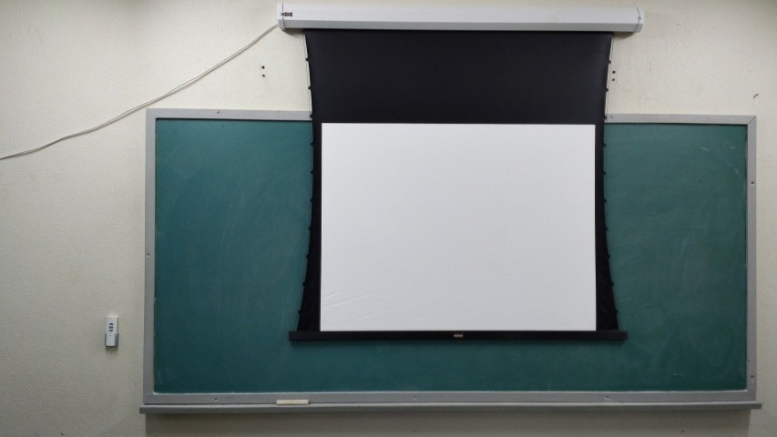 Realizada instalação elétrica na tela de projeção da sala A-516