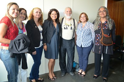 Equipe do projeto em frente à sala recém-inaugurada do Observatório  