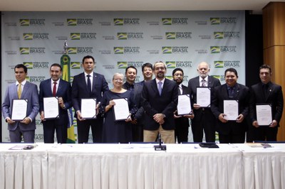 O reitor Ricardo Cardoso (à esq.) e os demais reitores empossados em Brasília (Foto: Ministério da Educação)