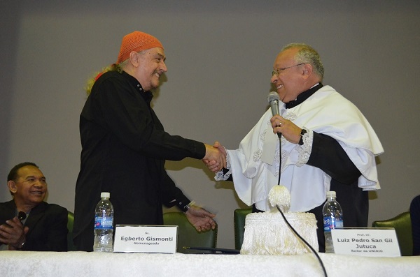 Compositor Egberto Gismonti recebe título de Doutor Honoris Causa da UNIRIO