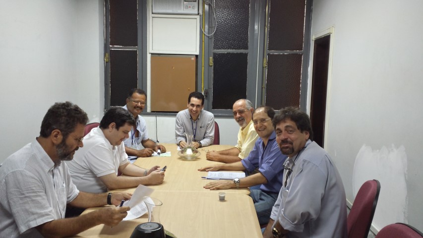 Direção do IB se reúne com docentes interessados em linha de gazes para espaços laboratoriais