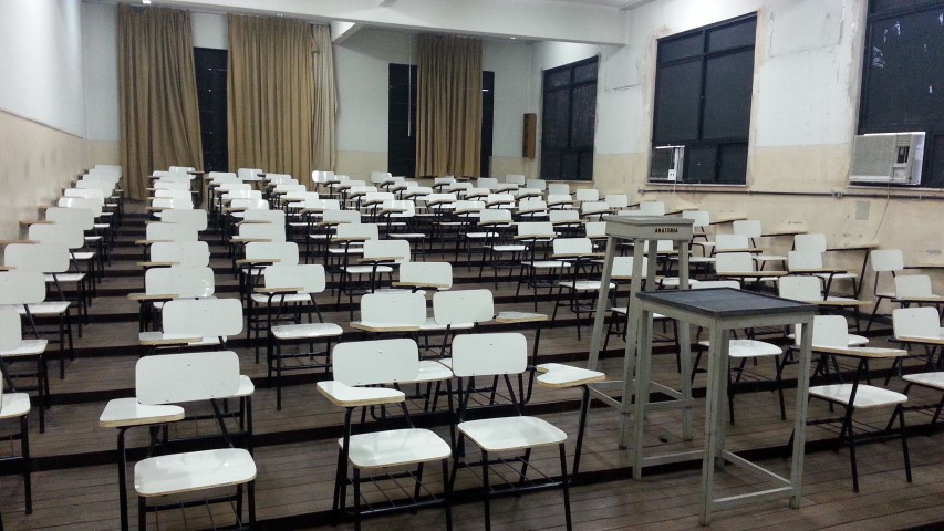 Substituídas todas as carteiras escolares da sala D-201