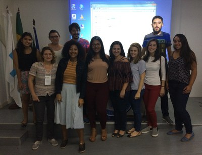 Alunos reunidos com a equipe da CRI (Foto: Comso)