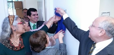 Momento do descerramento da placa do Instituto de Saúde Coletiva (Foto: Comso)