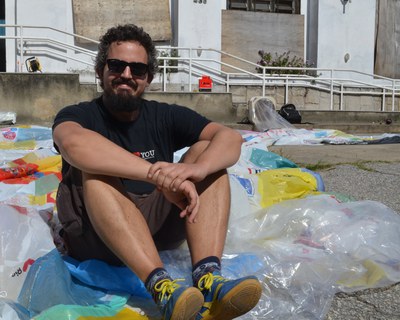 Para o artista Alberto da Veiga, arte é uma forma de instigar o pensamento crítico.