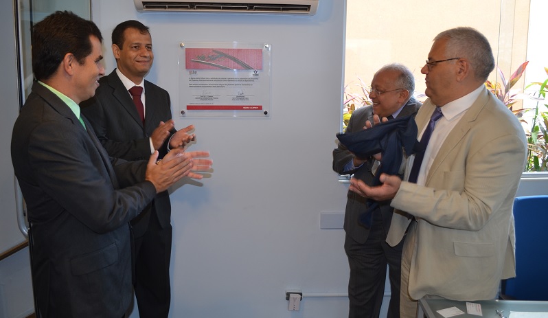 Da esquerda para a direita: vice-reitor, Ricardo Cardoso, gerente de Marketing e Vendas da SIGMA-ALDRICH, Fábio Demétrio, reitor, Luiz Pedro San Gil Jutuca, e coordenador do LPB, L. C. Cameron (Foto: Comso)