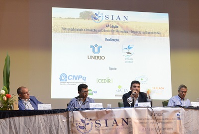 Participantes da mesa-redonda, o professor Paulo José Sobral (USP), o professor Armando Venâncio (Universidade do Minho, Portugal), o pesquisador Edy de Souza Brito (Embrapa) e o professor José Lucena Barbosa Júnior (UFRRJ), como moderado (imagem: divulgação  Comso)