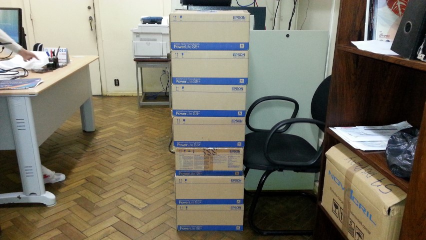 Direção do IB recebe novos projetores multimídia