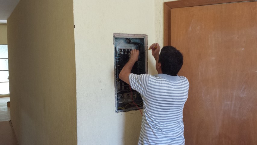 Equipe de manutenção recupera fornecimento de energia do anfiteatro geral